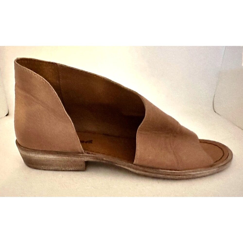 Free People Tan Sz 6.5 or 37.5 Leather Low-Heel Sandals Side Cutout Design women